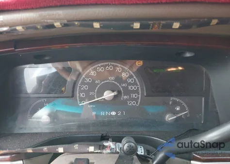 2003 Lincoln Town Car Cartier z USA, uszkodzony, nr VIN 1LNHM83WX3Y633077